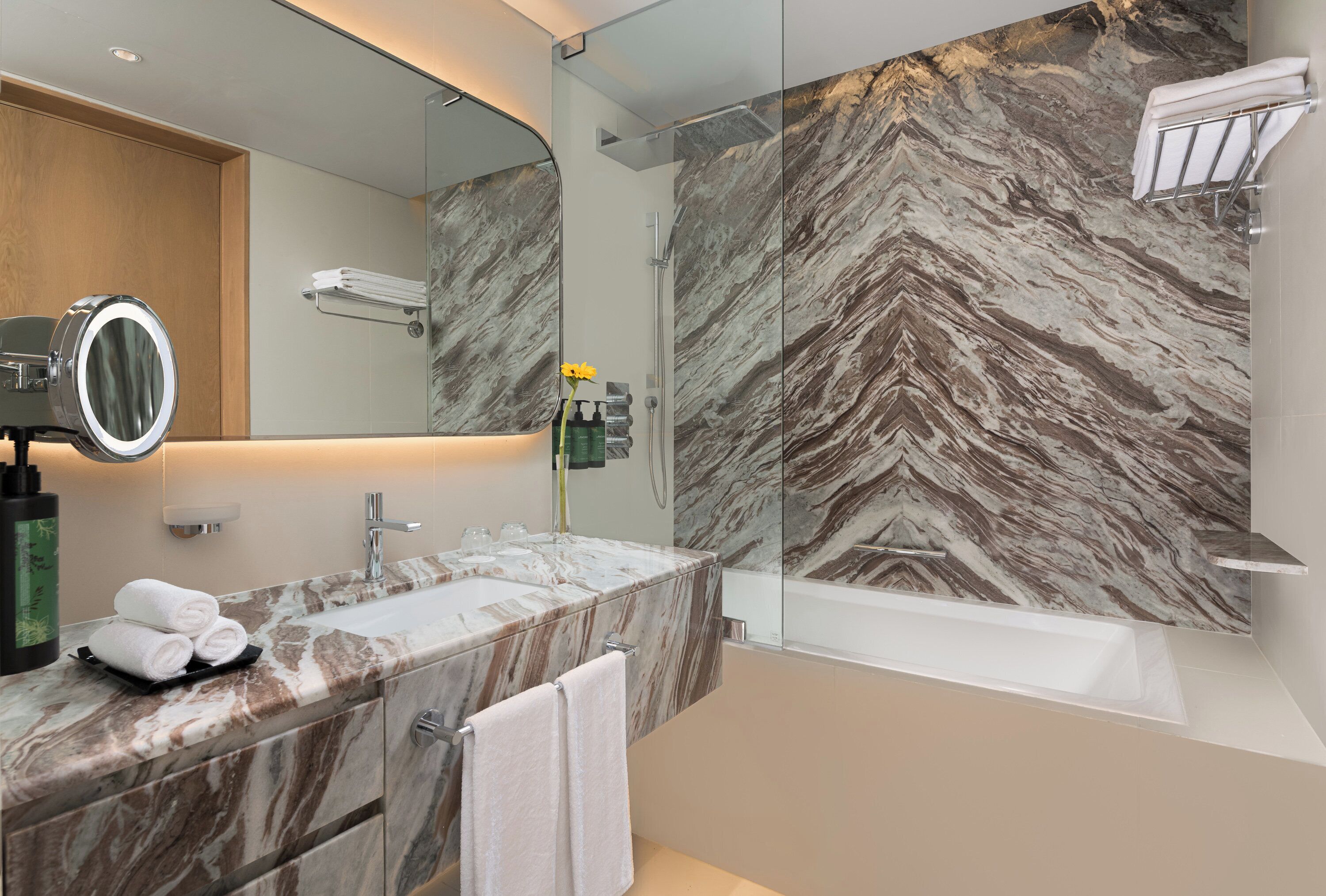 Combined shower/bathtub, rainfall showerhead, free toiletries