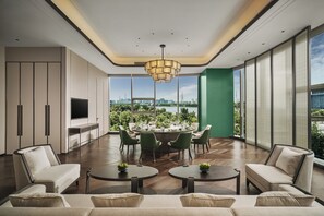 A modern dining area with a round table, chairs, and a television. - Crowne Plaza Shaoxing Binhai New Area by IHG (Shaoxing)