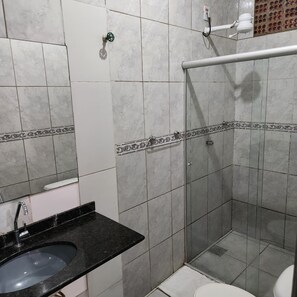 A bathroom with a shower, toilet, and sink. - JM Hotel (Barcarena)