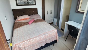 Quarto casal, vista para a cidade | Escrivaninha, Wi-Fi de cortesia