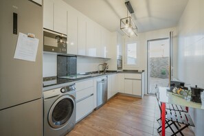 Fridge, microwave, oven, stovetop - Holiday Home 'Las Natillas Con V' with Mountain Views, Private Terrace and Wi-Fi (Martín Miguel)