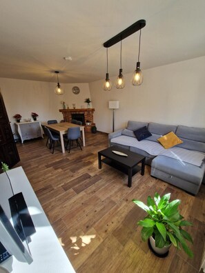 Een televisie en een open haard