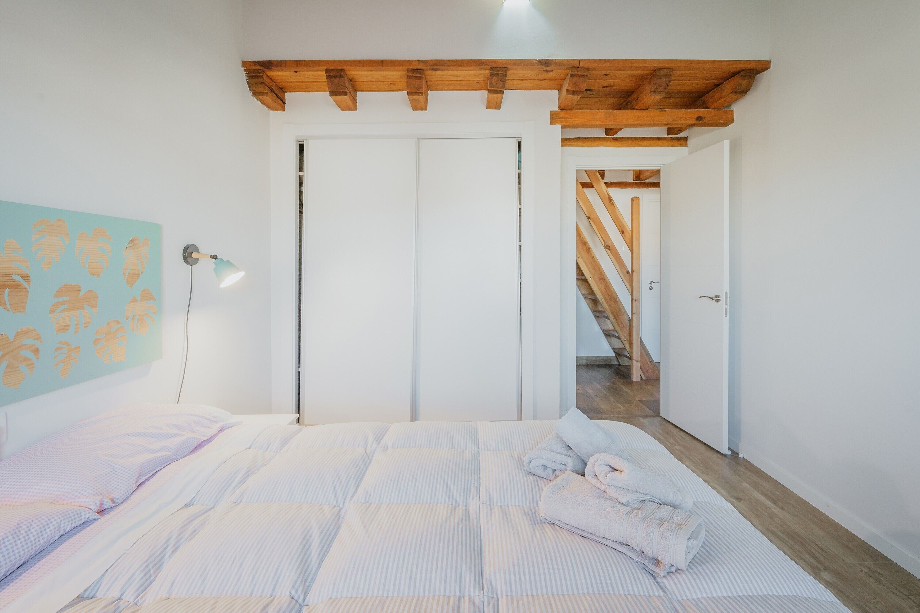 5 quartos, ferros/tábuas de passar roupa, Wi-Fi, roupa de cama