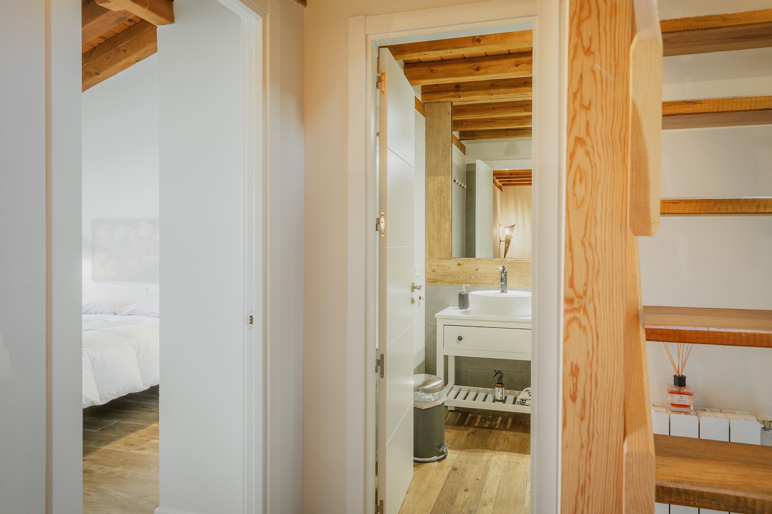 5 chambres, fer et planche à repasser, Wi-Fi, draps fournis