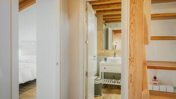 5 chambres, fer et planche à repasser, Wi-Fi, draps fournis