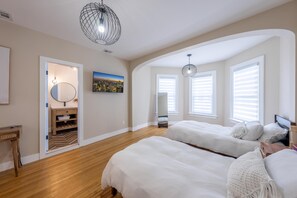 6 bedrooms, iron/ironing board, WiFi, bed sheets