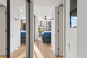 1 soverom, skrivebord, strykejern/-brett og reiseseng for barn