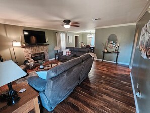 Smart-TV, Kamin, Bücher, Musikbibliothek