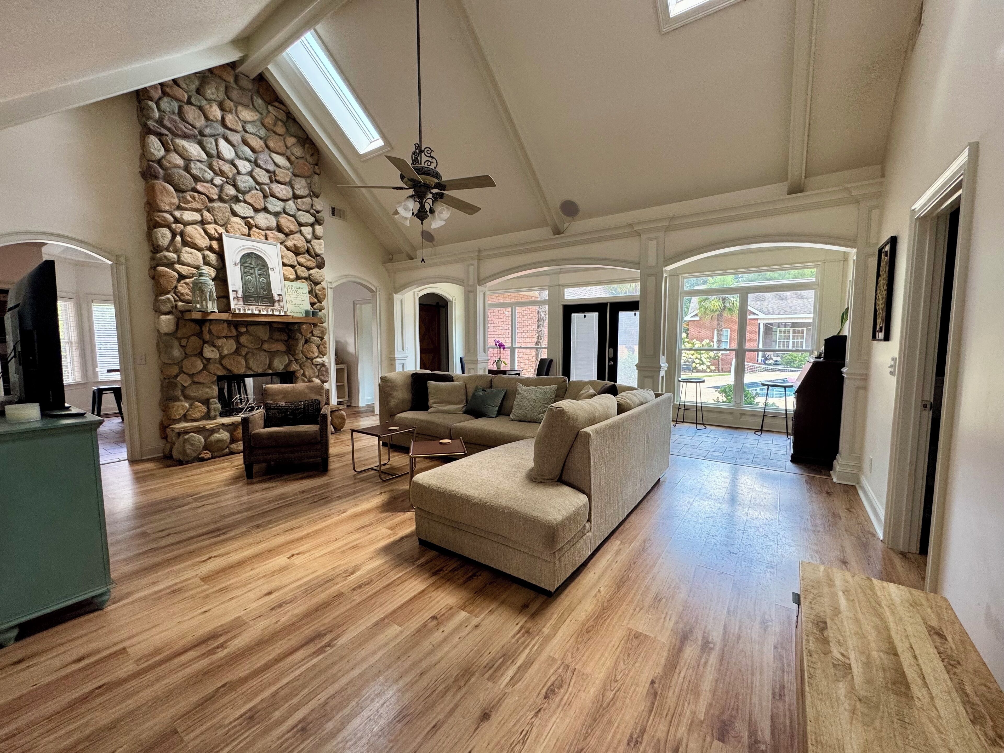 Smart-TV, Kamin, Tischtennisplatte