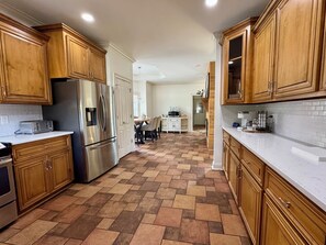 雪櫃、微波爐、焗爐、爐具