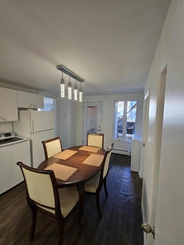 Urban stopover downtown QC, 2 parking spaces, wifi, netflix, disney, crave