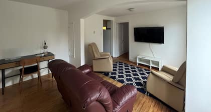 Escale urbaine centre-ville de QC, 2 stationnements, wifi,netflix, disney, crave