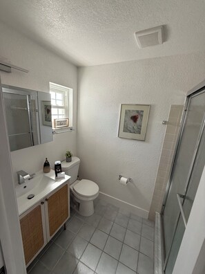 Hårtørrer, håndklæder, Sæbe, Toiletpapir