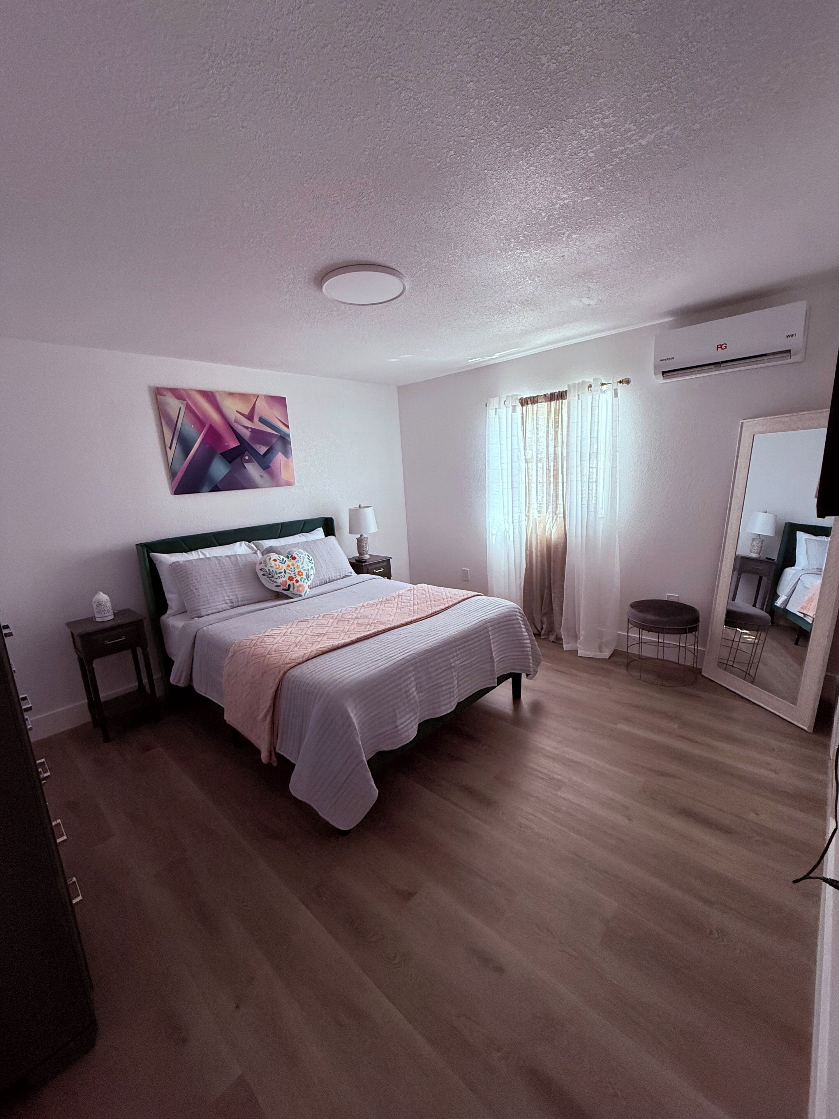 1 habitación, tabla de planchar con plancha, wifi y ropa de cama 