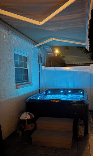 Charming Hot Tub Getaway by Tarpon
