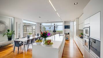 Een koelkast, een microgolfoven, een vaatwasser, een broodrooster