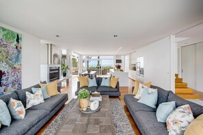 TV - The Whyte House - Waimarama Beachfront (Havelock North)