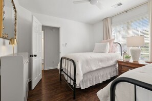 3 Schlafzimmer, Schreibtisch, Bügeleisen/Bügelbrett, Reisekinderbett