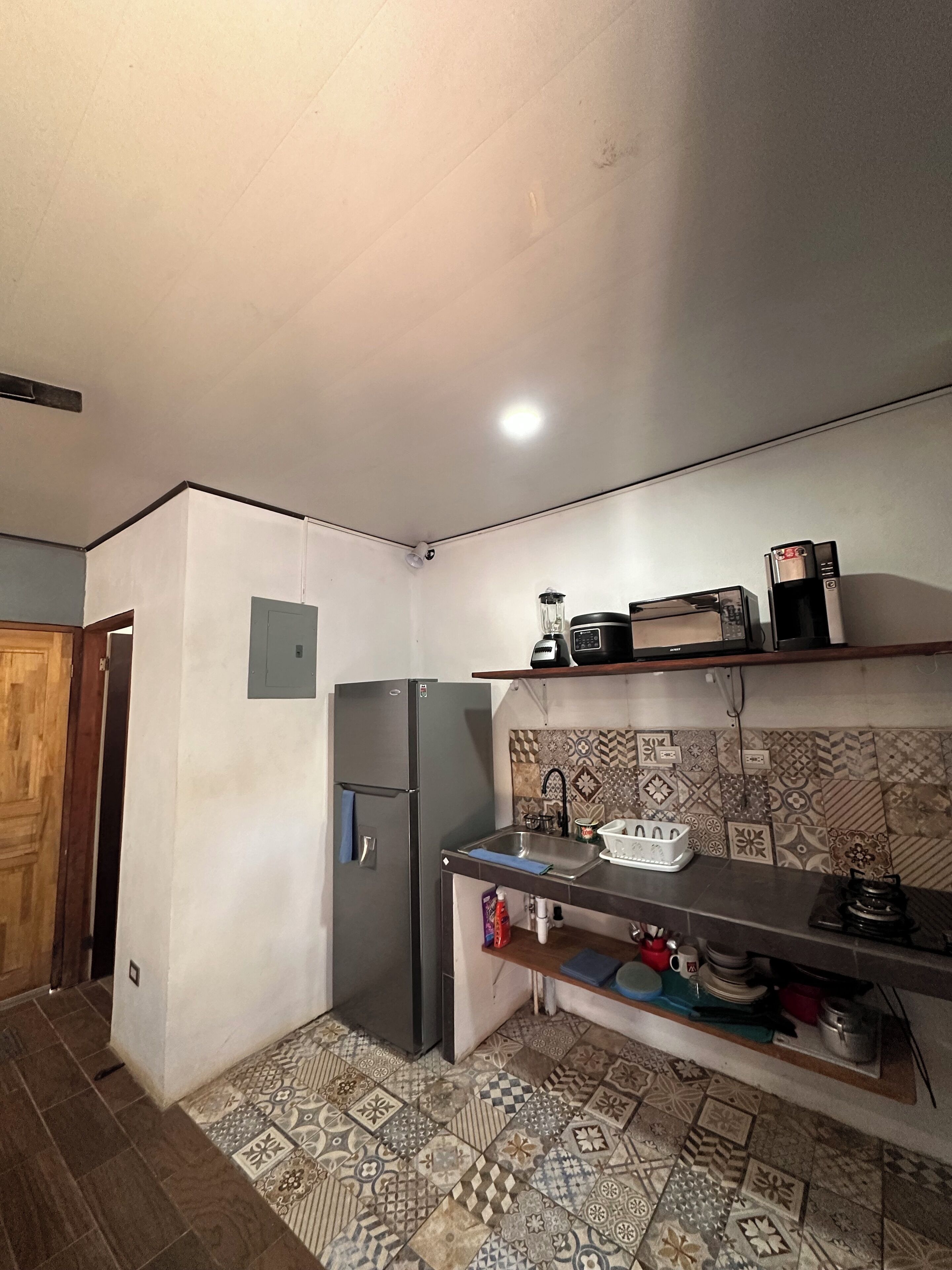 Microondas, placa de cocina y papel de cocina