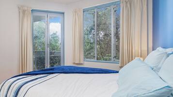 4 عدّة غرف نوم وواي فاي وملاءات أسرّة