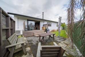 Outdoor dining - The Back Hut - Te Anau Holiday Home (Te Anau)