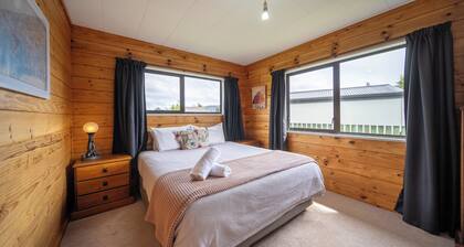The Back Hut - Te Anau Holiday Home