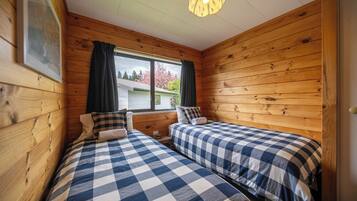 3 bedrooms, iron/ironing board, WiFi, bed sheets