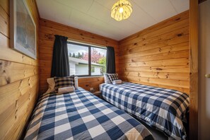 3 habitaciones, tabla de planchar con plancha, wifi y ropa de cama 