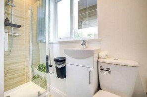 Dusche, Haartrockner, Handtücher, Seife