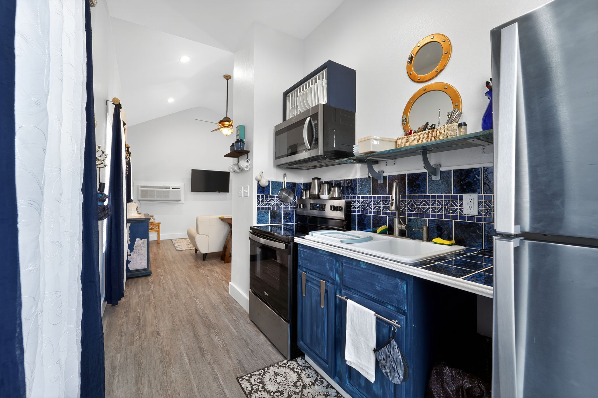 Een koelkast, een microgolfoven, een oven, een kookplaat