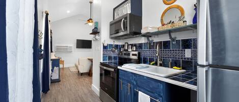 Réfrigérateur, micro-ondes, four, plaque de cuisson