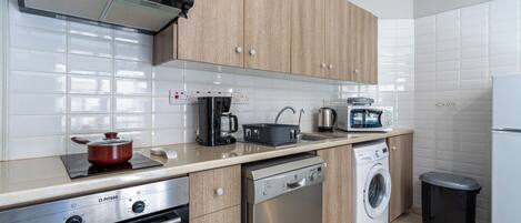 Apartment, 1 Bedroom, Kitchen, City View | Private kitchen | Fridge, microwave, oven, stovetop