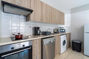 Apartemen, 1 kamar tidur, dapur, pemandangan kota | Dapur pribadi | Lemari es, microwave, oven, dan kompor