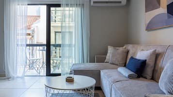 Appartement, 1 chambre, cuisine, vue ville | Salle de séjour | Télévision à écran plat