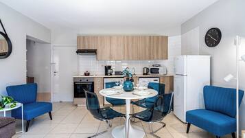Apartemen, 1 kamar tidur, dapur, pemandangan kota | Dapur pribadi | Lemari es, microwave, oven, dan kompor