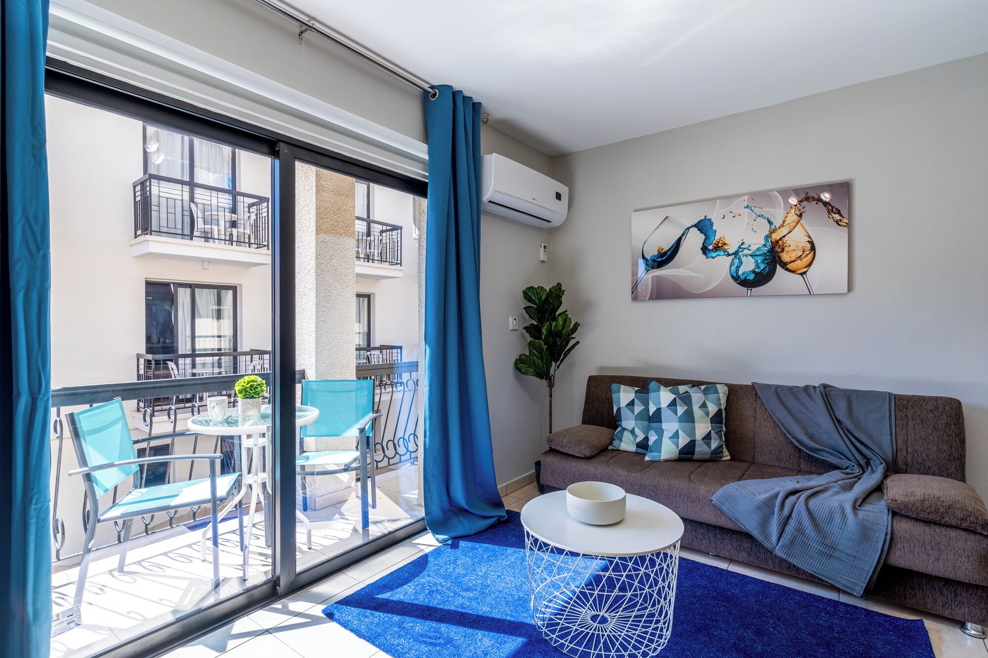 Apartment, 1 Bedroom, Kitchen, City View | Living room | Flat-screen TV