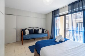 Appartamento, 1 camera da letto, cucina, vista città | Tende oscuranti, ferro/asse da stiro, Wi-Fi gratuito
