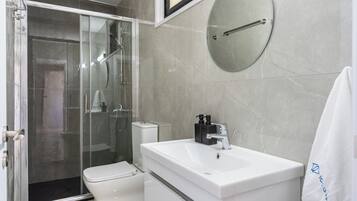Apartment, 1 Bedroom, Kitchen, City View | Bathroom | Free toiletries, hair dryer, towels, soap