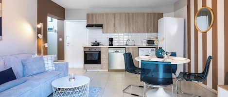Apartment, 1 Bedroom, Kitchen, City View | Living room | Flat-screen TV