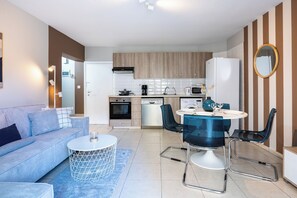 Apartment, 1 Schlafzimmer, Küche, Stadtblick | Wohnzimmer | Flachbildfernseher