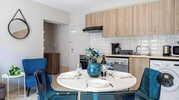 Appartement, 1 chambre, cuisine, vue ville | Cuisine privée | Réfrigérateur, micro-ondes, four, plaque de cuisson