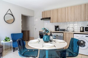 Appartamento, 1 camera da letto, cucina, vista città | Cucina privata | Frigorifero, microonde, forno, piano cottura