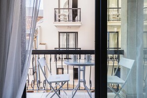 Apartament, 1 dormitori, cuina, vistes a la ciutat | Balcó