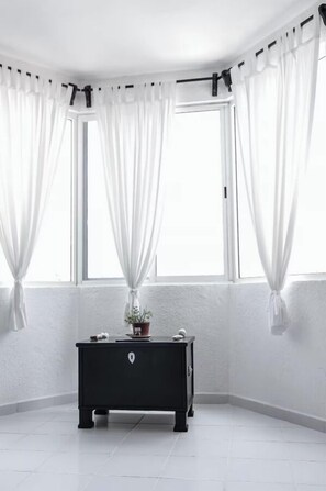 Comfort-loftsværelse - delvis havudsigt | Opholdsområde