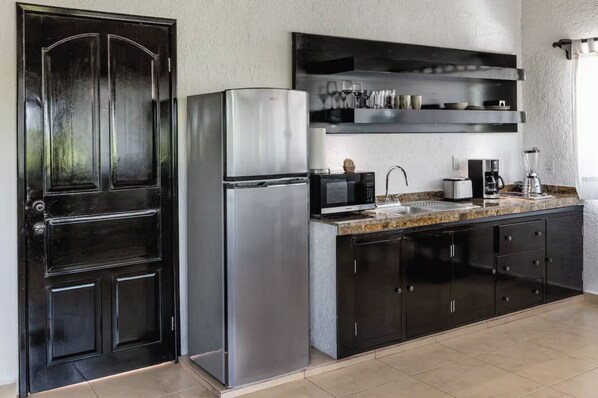 Comfort Studio, Lagoon View, Beachside | Private kitchen