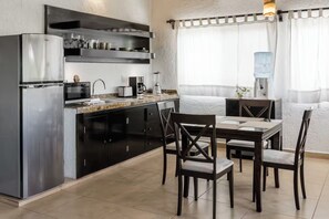 Comfort Studio, Lagoon View, Beachside | Private kitchen