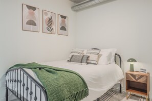1 habitación, tabla de planchar con plancha, wifi gratis y ropa de cama
