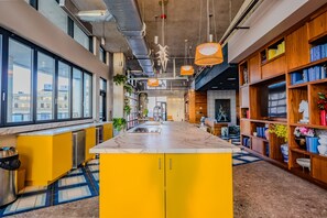 冷蔵庫、電子レンジ、オーブン、コンロ