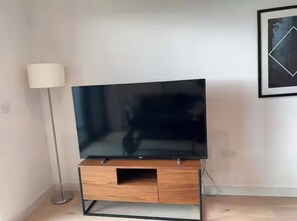 Interior - Chic River View, 2 Bedroom Apartment (London)