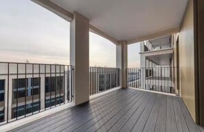 Property grounds - Chic River View, 2 Bedroom Apartment (London)